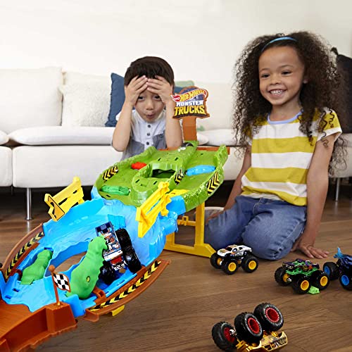 Hot Wheels Monster Trucks Wreckin’ Raceway Playset with Bigfoot & Gunkster D577
