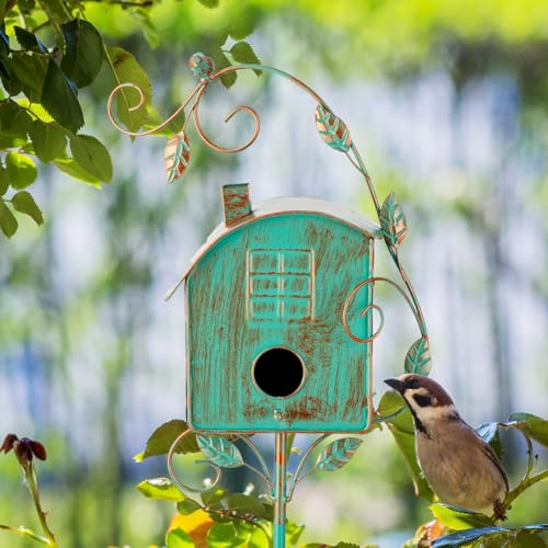 VEWOGARDEN Metal Bird House with Pole for Outdoor Garden Decor C581591